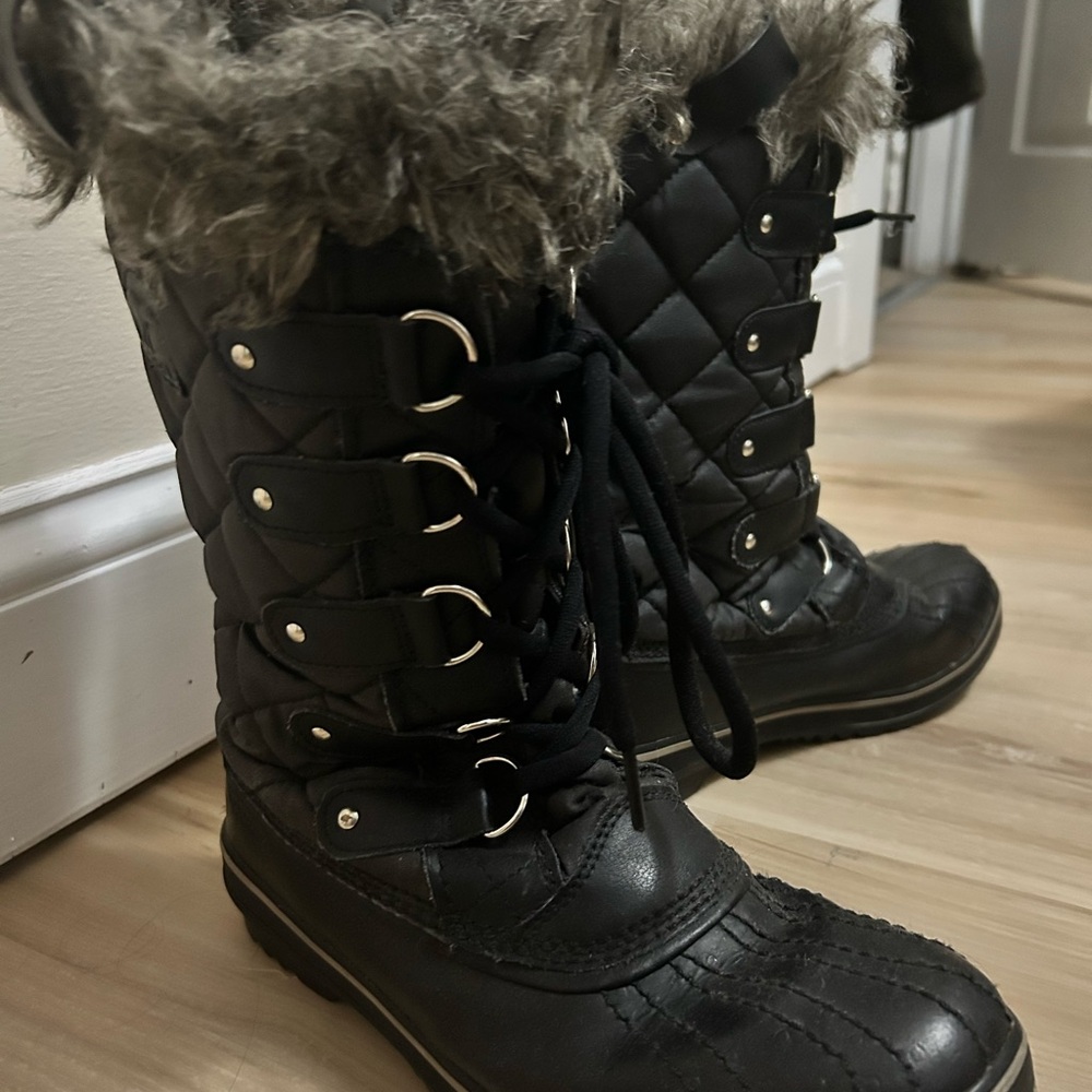 Sorel Black Quilted Boots with Faux Fur